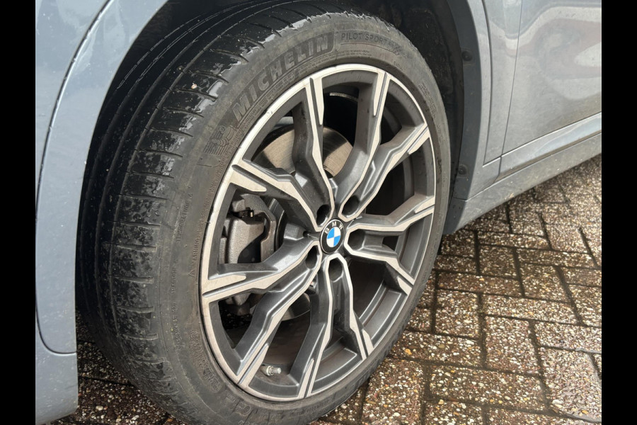 BMW X1 xDrive25e eDrive M Sport | SCI | Plug-in Hybride | PHEV | 220pk | Panoramadak | Storm Bay Metallic | 19 inch | M Pakket | Camera | Sportstoelen | Led verlichting | Head Up Display | Shadowline Exterieur