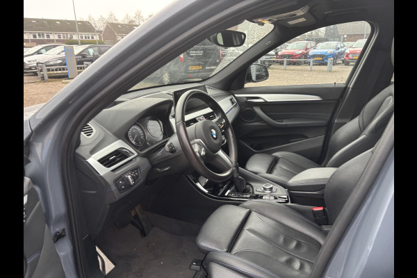 BMW X1 xDrive25e eDrive M Sport | SCI | Plug-in Hybride | PHEV | 220pk | Panoramadak | Storm Bay Metallic | 19 inch | M Pakket | Camera | Sportstoelen | Led verlichting | Head Up Display | Shadowline Exterieur