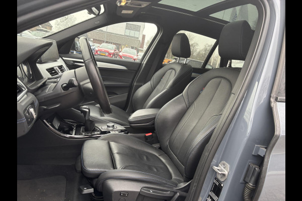 BMW X1 xDrive25e eDrive M Sport | SCI | Plug-in Hybride | PHEV | 220pk | Panoramadak | Storm Bay Metallic | 19 inch | M Pakket | Camera | Sportstoelen | Led verlichting | Head Up Display | Shadowline Exterieur