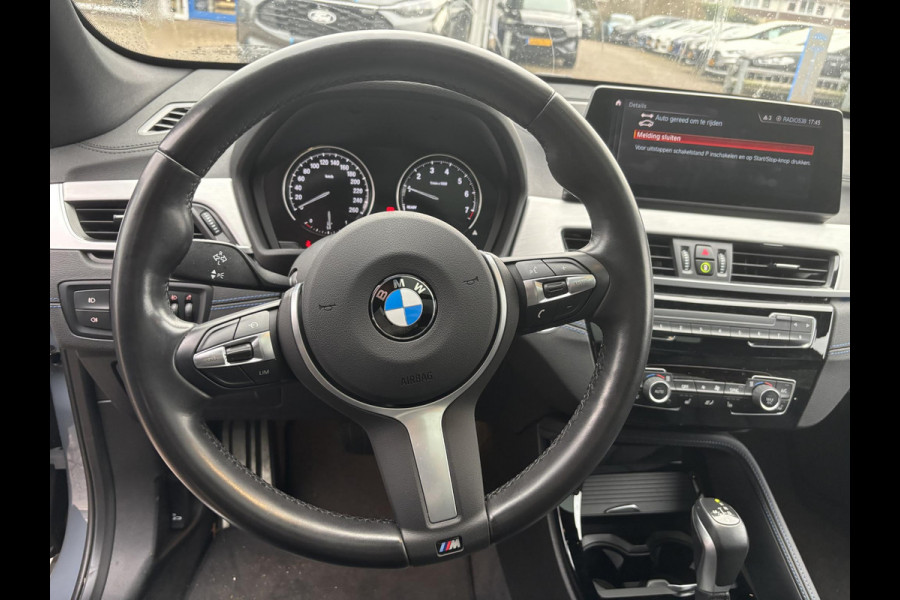 BMW X1 xDrive25e eDrive M Sport | SCI | Plug-in Hybride | PHEV | 220pk | Panoramadak | Storm Bay Metallic | 19 inch | M Pakket | Camera | Sportstoelen | Led verlichting | Head Up Display | Shadowline Exterieur