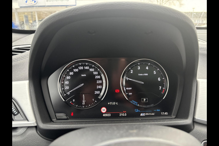 BMW X1 xDrive25e eDrive M Sport | SCI | Plug-in Hybride | PHEV | 220pk | Panoramadak | Storm Bay Metallic | 19 inch | M Pakket | Camera | Sportstoelen | Led verlichting | Head Up Display | Shadowline Exterieur