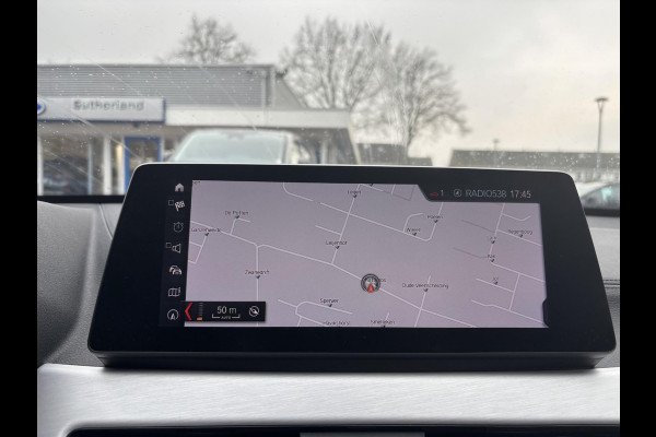 BMW X1 xDrive25e eDrive M Sport | SCI | Plug-in Hybride | PHEV | 220pk | Panoramadak | Storm Bay Metallic | 19 inch | M Pakket | Camera | Sportstoelen | Led verlichting | Head Up Display | Shadowline Exterieur