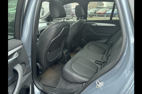 BMW X1 xDrive25e eDrive M Sport | SCI | Plug-in Hybride | PHEV | 220pk | Panoramadak | Storm Bay Metallic | 19 inch | M Pakket | Camera | Sportstoelen | Led verlichting | Head Up Display | Shadowline Exterieur