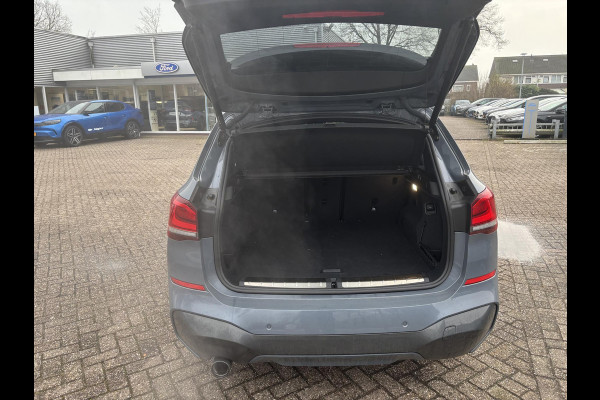 BMW X1 xDrive25e eDrive M Sport | SCI | Plug-in Hybride | PHEV | 220pk | Panoramadak | Storm Bay Metallic | 19 inch | M Pakket | Camera | Sportstoelen | Led verlichting | Head Up Display | Shadowline Exterieur