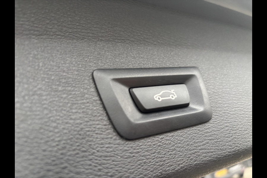 BMW X1 xDrive25e eDrive M Sport | SCI | Plug-in Hybride | PHEV | 220pk | Panoramadak | Storm Bay Metallic | 19 inch | M Pakket | Camera | Sportstoelen | Led verlichting | Head Up Display | Shadowline Exterieur