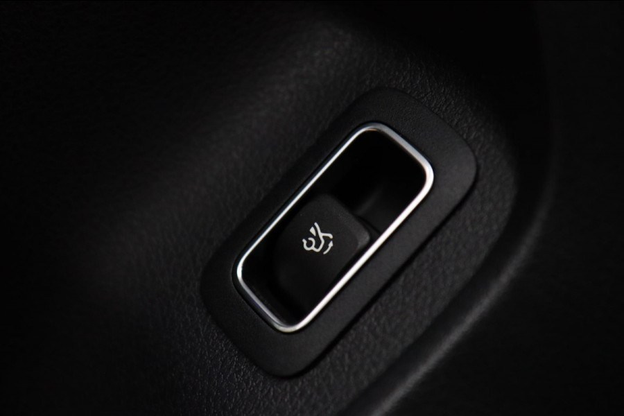 Mercedes-Benz A-Klasse A250 AMG / PANO / KEYLESS / ACC / CAMERA / DODEHOEK