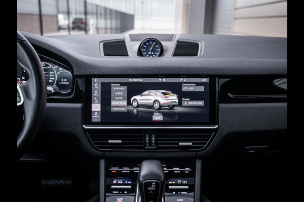 Porsche Cayenne Coupé 3.0 E-Hybrid - Sport Chrono l Panorama l Achter As Best. l Luchtvering l 22'' l Sfeerverl.
