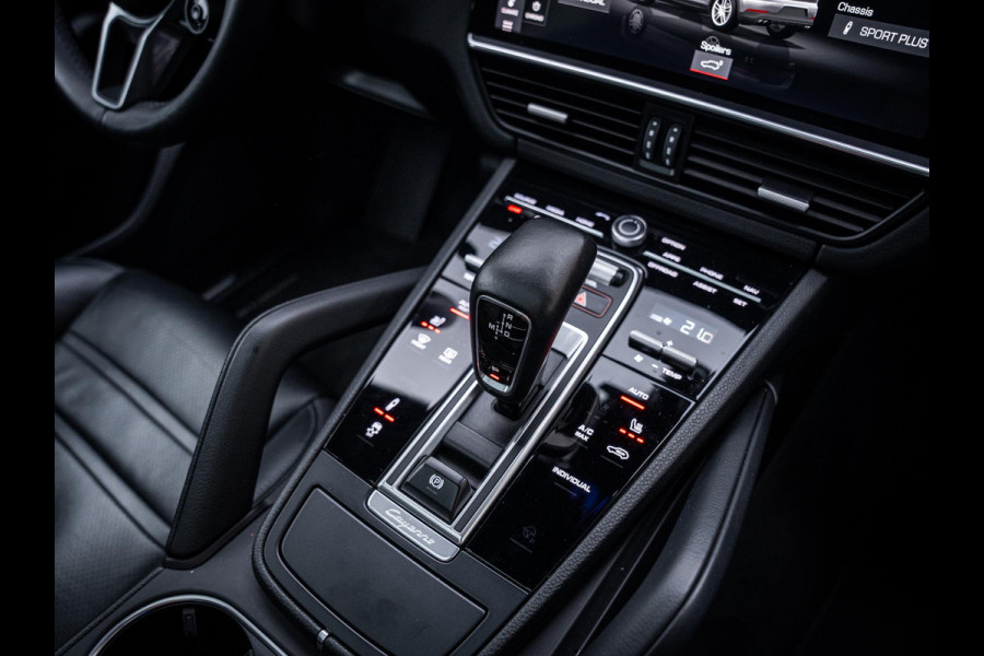 Porsche Cayenne Coupé 3.0 E-Hybrid - Sport Chrono l Panorama l Achter As Best. l Luchtvering l 22'' l Sfeerverl.