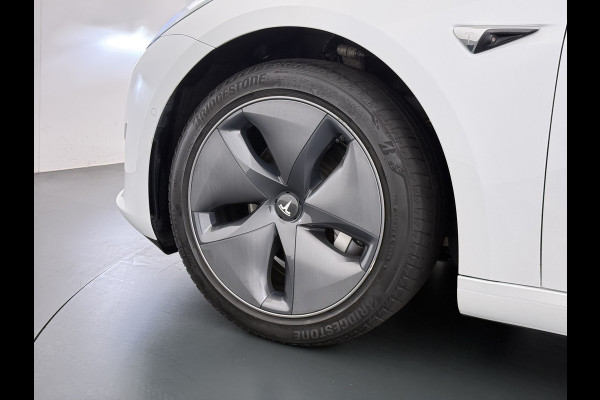 Tesla Model 3 SR+ 325PK AutoPilot Leer Pano-Dak Adaptive Cruise Lmv 18" Camera's Elektr.-Stuur+Stoelen+Spiegels+Geheugen+Easy-Entry+Verwarmde  Soh 85% Ecc Navi Led DAB Voorverwarmen interieur via App Keyless One-Pedal-Drive 1e Eigenaar Origineel Nederlands Fabrieksgarantie op Accu en Motor tot 28-9-2028/160.000KM