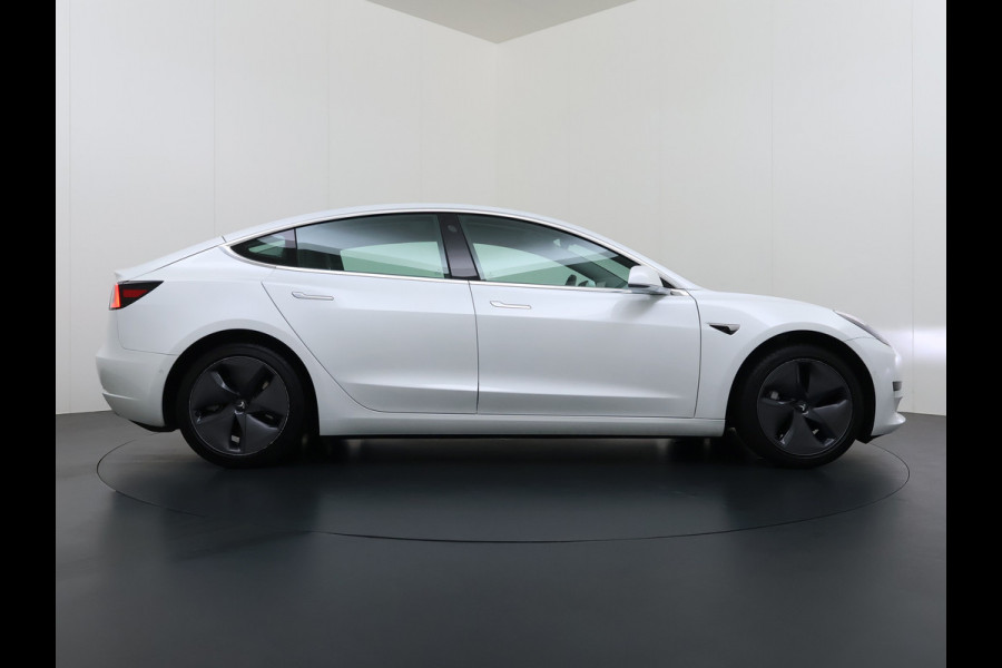 Tesla Model 3 SR+ 325PK AutoPilot Leer Pano-Dak Adaptive Cruise Lmv 18" Camera's Elektr.-Stuur+Stoelen+Spiegels+Geheugen+Easy-Entry+Verwarmde  Soh 85% Ecc Navi Led DAB Voorverwarmen interieur via App Keyless One-Pedal-Drive 1e Eigenaar Origineel Nederlands Fabrieksgarantie op Accu en Motor tot 28-9-2028/160.000KM