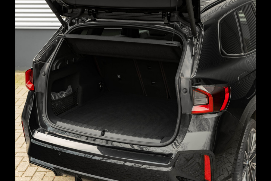 BMW X1 sDrive18i M-Sport Pro - 20 inch - Pano - Memory - Trekhaak - Head-up