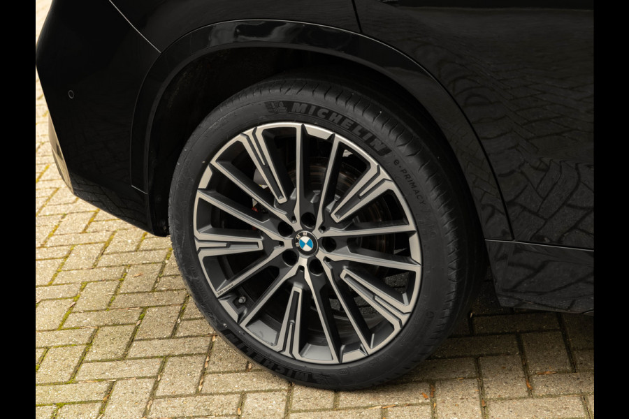 BMW X1 sDrive18i M-Sport Pro - 20 inch - Pano - Memory - Trekhaak - Head-up