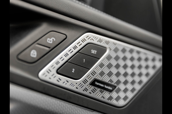 BMW X1 sDrive18i M-Sport Pro - 20 inch - Pano - Memory - Trekhaak - Head-up