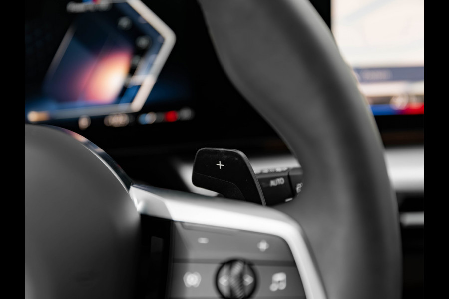 BMW X1 sDrive18i M-Sport Pro - 20 inch - Pano - Memory - Trekhaak - Head-up