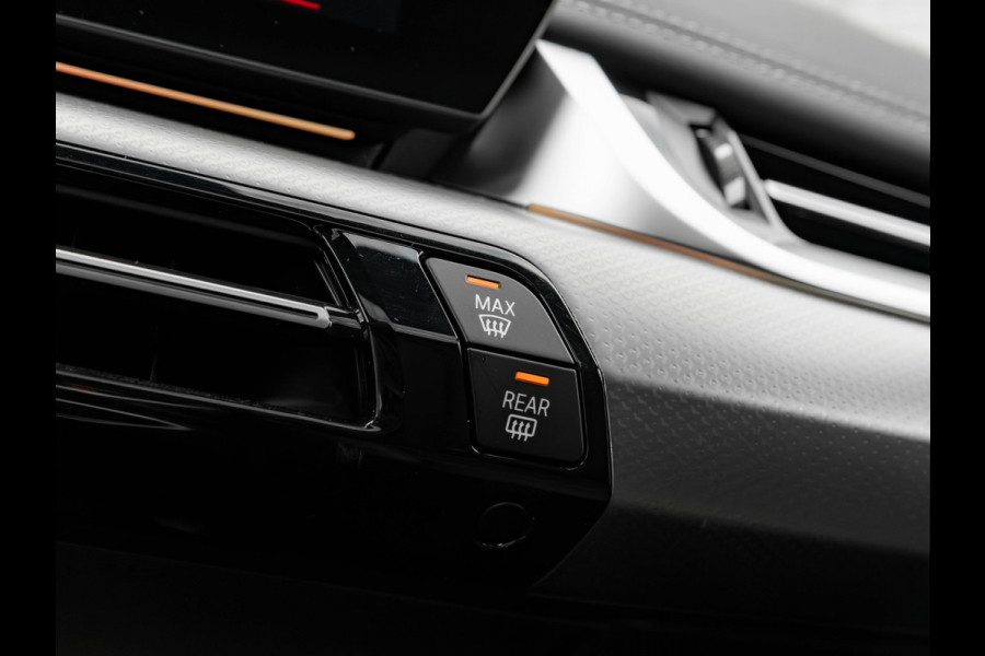 BMW X1 sDrive18i M-Sport Pro - 20 inch - Pano - Memory - Trekhaak - Head-up