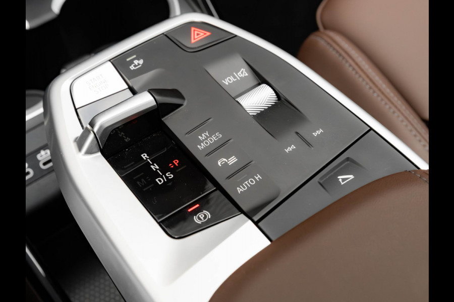 BMW X1 sDrive18i M-Sport Pro - 20 inch - Pano - Memory - Trekhaak - Head-up