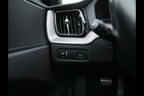 Volvo XC60 2.0 B5 Business Pro R-Design (INCL.BTW) Aut. *PANO | LUXURY-LEATHER | FULL-LEATHER | MEMORY-PACK | HEATED-SPORTSEATS | CAMERA | NAVI-FULLMAP | SHIFT-PADDLES | PRIVACY-GLASS | AIR-SUSPENSION | ECC | PDC | CRUISE | 19''ALU