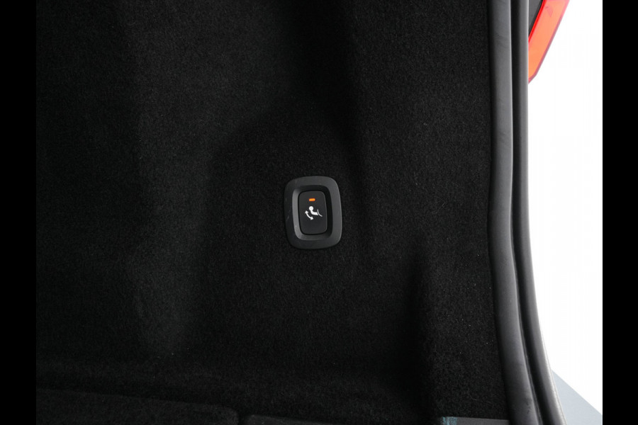 Volvo XC60 2.0 B5 Business Pro R-Design (INCL.BTW) Aut. *PANO | LUXURY-LEATHER | FULL-LEATHER | MEMORY-PACK | HEATED-SPORTSEATS | CAMERA | NAVI-FULLMAP | SHIFT-PADDLES | PRIVACY-GLASS | AIR-SUSPENSION | ECC | PDC | CRUISE | 19''ALU