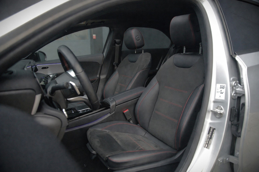 Mercedes-Benz A-Klasse 180 Business Solution AMG | Stoelverwarming | Camera | Ambiance Verlichting | Keyless | Apple Carplay | Navigatie | Cruise Control |