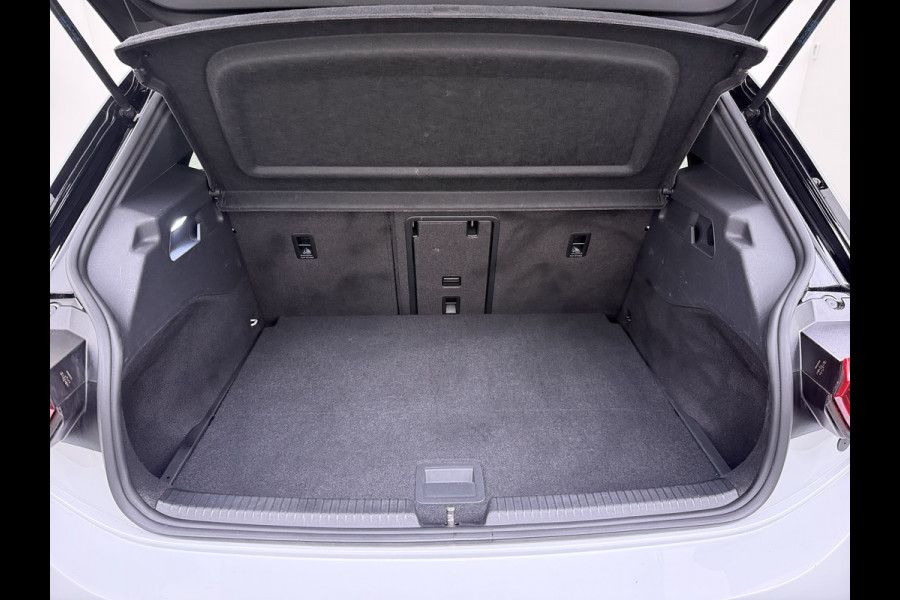 Volkswagen ID.3 First Max 62kWh Pano-Dak Elektr.Stoelen Adap.Cruise Camera Head-Up Matrix-Led Elektr.Stoelen 20"lm Navi Ecc Keyless Advanced SOH 89% Ergo Active Stoelen Stuur+Stoelverwarming Led-a-licht dynamisch Apple Carplay Android Auto Dodehoek detector Origineel Nederlandse Auto € 49.176 nieuw!
