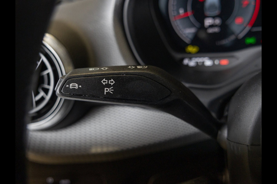 Audi Q2 35 TFSI S Edition / 150pk / Stoelverwarming / Achteruitrij camera / Adaptieve cruise control /
