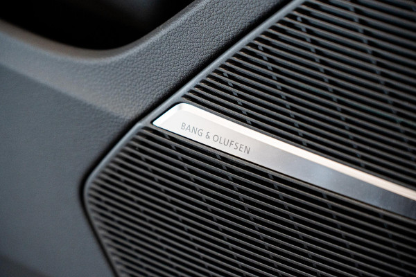 Audi Q8 4.0 TFSI RS Q8 quattro Performance *Achteras-besturing / Standkachel / Panorama / Bang & Olufsen / Stoelventilatie & massage / HUD*