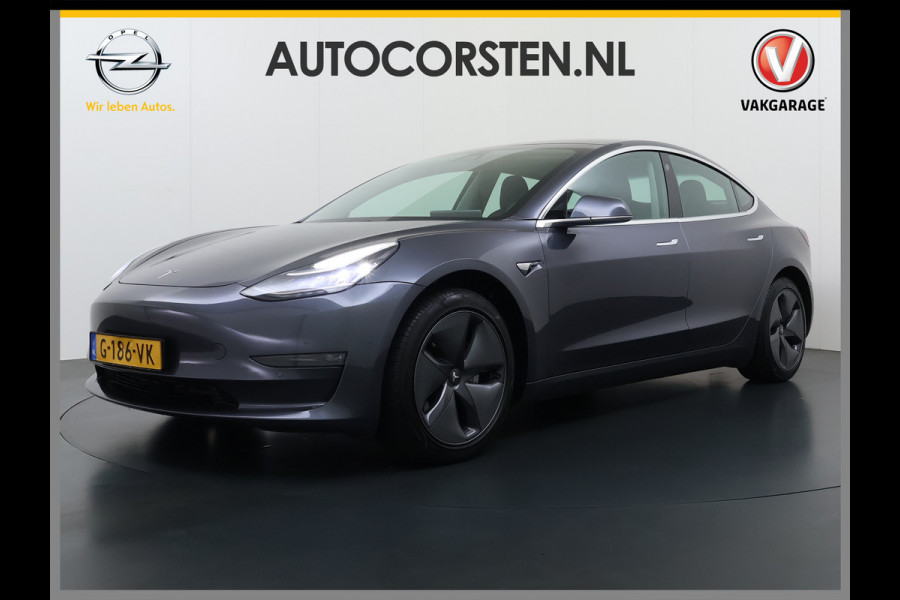 Tesla Model 3 Long Range AWD 75kWh Trekhaak AutoPilot Leeer Pano-dak Adaptive-Cruise Camera's Elektr.-Stuur+Stoelen+Spiegels+Geheugen+Easy-Ent Navi LED DAB Voorverwarmen interieur Keyless One-Pedal-Drive 4WD SOH 86% 1.000KG Trekgewicht Origineel Nederlandse Auto Fabrieksgarantie op Accu en Motor tot 19-12-2027/192.00km € 60.430 nieuw!