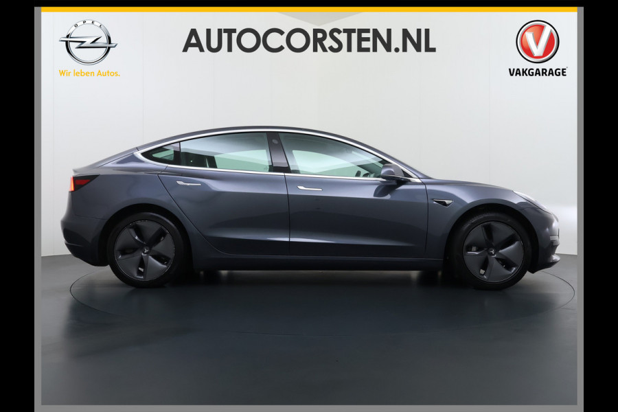 Tesla Model 3 Long Range AWD 75kWh Trekhaak AutoPilot Leeer Pano-dak Adaptive-Cruise Camera's Elektr.-Stuur+Stoelen+Spiegels+Geheugen+Easy-Ent Navi LED DAB Voorverwarmen interieur Keyless One-Pedal-Drive 4WD SOH 86% 1.000KG Trekgewicht Origineel Nederlandse Auto Fabrieksgarantie op Accu en Motor tot 19-12-2027/192.00km € 60.430 nieuw!