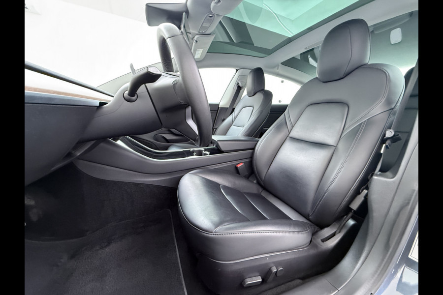 Tesla Model 3 Long Range AWD 75kWh Trekhaak AutoPilot Leeer Pano-dak Adaptive-Cruise Camera's Elektr.-Stuur+Stoelen+Spiegels+Geheugen+Easy-Ent Navi LED DAB Voorverwarmen interieur Keyless One-Pedal-Drive 4WD SOH 86% 1.000KG Trekgewicht Origineel Nederlandse Auto Fabrieksgarantie op Accu en Motor tot 19-12-2027/192.00km € 60.430 nieuw!