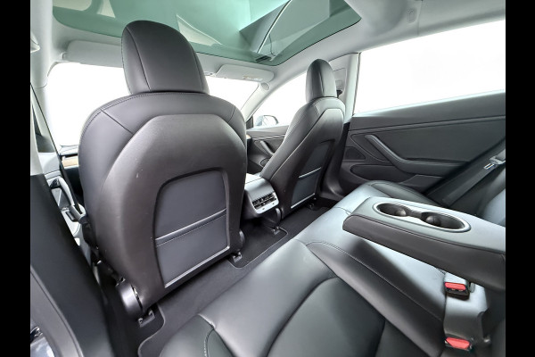 Tesla Model 3 Long Range AWD 75kWh Trekhaak AutoPilot Leeer Pano-dak Adaptive-Cruise Camera's Elektr.-Stuur+Stoelen+Spiegels+Geheugen+Easy-Ent Navi LED DAB Voorverwarmen interieur Keyless One-Pedal-Drive 4WD SOH 86% 1.000KG Trekgewicht Origineel Nederlandse Auto Fabrieksgarantie op Accu en Motor tot 19-12-2027/192.00km € 60.430 nieuw!