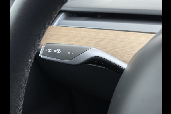 Tesla Model 3 Long Range AWD 75kWh Trekhaak AutoPilot Leeer Pano-dak Adaptive-Cruise Camera's Elektr.-Stuur+Stoelen+Spiegels+Geheugen+Easy-Ent Navi LED DAB Voorverwarmen interieur Keyless One-Pedal-Drive 4WD SOH 86% 1.000KG Trekgewicht Origineel Nederlandse Auto Fabrieksgarantie op Accu en Motor tot 19-12-2027/192.00km € 60.430 nieuw!