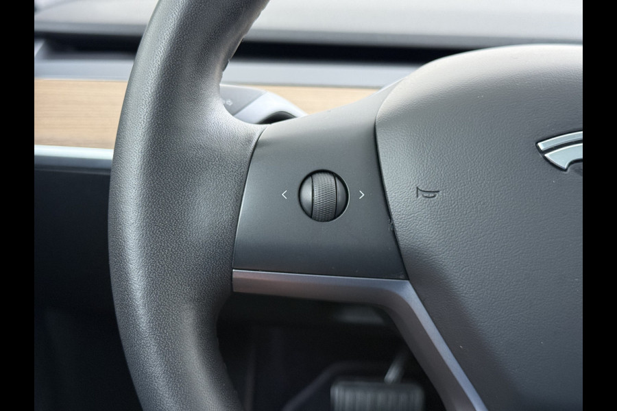 Tesla Model 3 Long Range AWD 75kWh Trekhaak AutoPilot Leeer Pano-dak Adaptive-Cruise Camera's Elektr.-Stuur+Stoelen+Spiegels+Geheugen+Easy-Ent Navi LED DAB Voorverwarmen interieur Keyless One-Pedal-Drive 4WD SOH 86% 1.000KG Trekgewicht Origineel Nederlandse Auto Fabrieksgarantie op Accu en Motor tot 19-12-2027/192.00km € 60.430 nieuw!