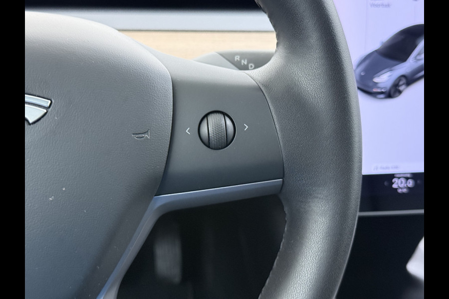 Tesla Model 3 Long Range AWD 75kWh Trekhaak AutoPilot Leeer Pano-dak Adaptive-Cruise Camera's Elektr.-Stuur+Stoelen+Spiegels+Geheugen+Easy-Ent Navi LED DAB Voorverwarmen interieur Keyless One-Pedal-Drive 4WD SOH 86% 1.000KG Trekgewicht Origineel Nederlandse Auto Fabrieksgarantie op Accu en Motor tot 19-12-2027/192.00km € 60.430 nieuw!