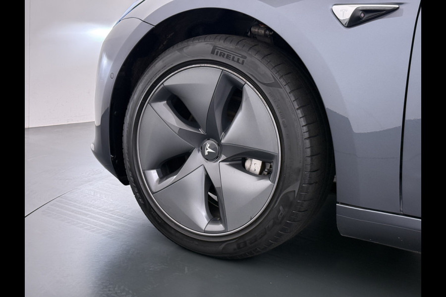Tesla Model 3 Long Range AWD 75kWh Trekhaak AutoPilot Leeer Pano-dak Adaptive-Cruise Camera's Elektr.-Stuur+Stoelen+Spiegels+Geheugen+Easy-Ent Navi LED DAB Voorverwarmen interieur Keyless One-Pedal-Drive 4WD SOH 86% 1.000KG Trekgewicht Origineel Nederlandse Auto Fabrieksgarantie op Accu en Motor tot 19-12-2027/192.00km € 60.430 nieuw!