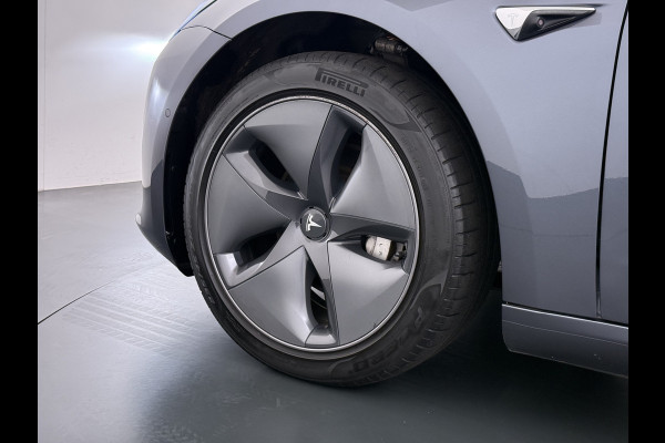 Tesla Model 3 Long Range AWD 75kWh Trekhaak AutoPilot Leeer Pano-dak Adaptive-Cruise Camera's Elektr.-Stuur+Stoelen+Spiegels+Geheugen+Easy-Ent Navi LED DAB Voorverwarmen interieur Keyless One-Pedal-Drive 4WD SOH 86% 1.000KG Trekgewicht Origineel Nederlandse Auto Fabrieksgarantie op Accu en Motor tot 19-12-2027/192.00km € 60.430 nieuw!