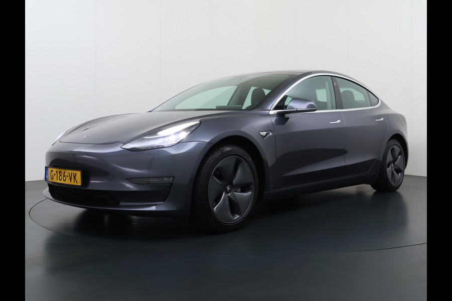 Tesla Model 3 Long Range AWD 75kWh Trekhaak AutoPilot Leeer Pano-dak Adaptive-Cruise Camera's Elektr.-Stuur+Stoelen+Spiegels+Geheugen+Easy-Ent Navi LED DAB Voorverwarmen interieur Keyless One-Pedal-Drive 4WD SOH 86% 1.000KG Trekgewicht Origineel Nederlandse Auto Fabrieksgarantie op Accu en Motor tot 19-12-2027/192.00km € 60.430 nieuw!