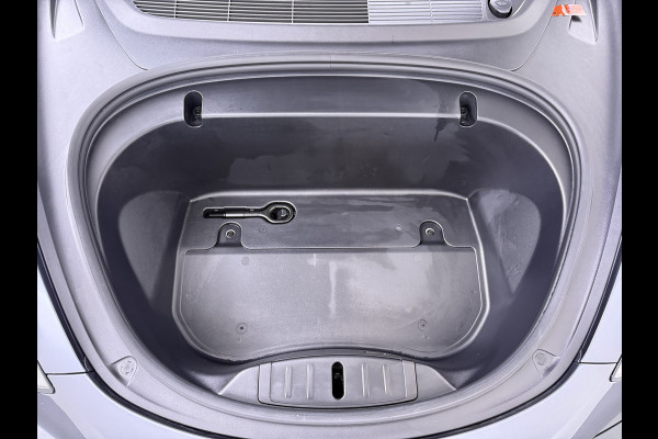 Tesla Model 3 Long Range AWD 75kWh Trekhaak AutoPilot Leeer Pano-dak Adaptive-Cruise Camera's Elektr.-Stuur+Stoelen+Spiegels+Geheugen+Easy-Ent Navi LED DAB Voorverwarmen interieur Keyless One-Pedal-Drive 4WD SOH 86% 1.000KG Trekgewicht Origineel Nederlandse Auto Fabrieksgarantie op Accu en Motor tot 19-12-2027/192.00km € 60.430 nieuw!