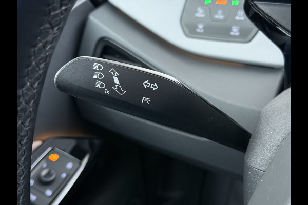 Volkswagen ID.3 First Max 62kWh Pano-dak 20"lm Head-Up-Display Adap.Cruise Camera Elek.Stoelen Navi Ecc Keyless Advanced Head-Up Matrix-Led SOH 91% Ergo Active Stoelen+Stuur+Stoelverwarming Led-a-licht dynamisch Apple Carplay Android Auto Dodehoek detector Dealeronderhouden Origineel Nederlandse Auto € 49.175,- nieuw!