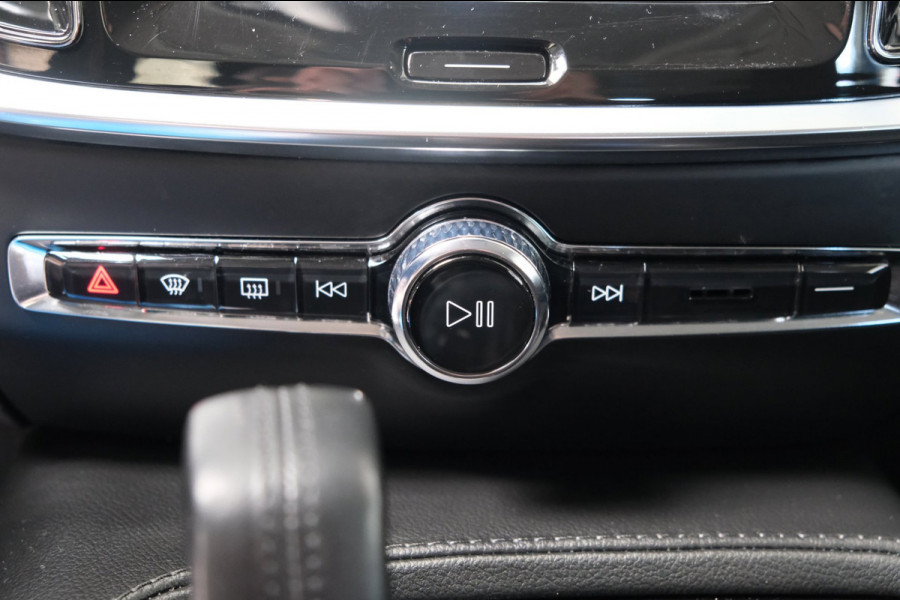Volvo V60 2.0 T6 Recharge AWD Inscription - Airco, Cruise, PDC, Camera, Carplay, Trekhaak.