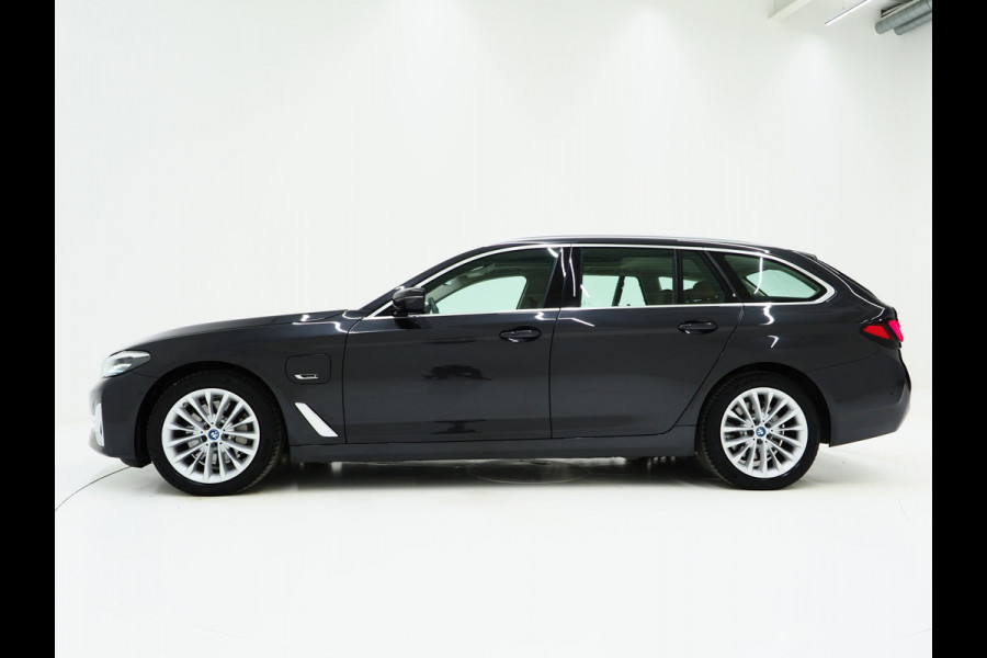 BMW 5 Serie Touring 530e xDrive | Panoramadak | Leder | Sfeerlicht | Carplay | Camera | Stoelverwarming