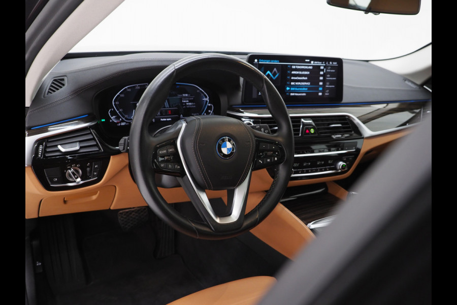 BMW 5 Serie Touring 530e xDrive | Panoramadak | Leder | Sfeerlicht | Carplay | Camera | Stoelverwarming