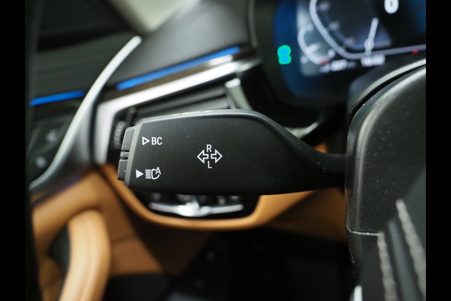 BMW 5 Serie Touring 530e xDrive | Panoramadak | Leder | Sfeerlicht | Carplay | Camera | Stoelverwarming