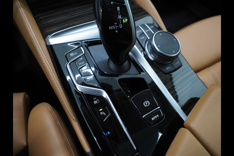 BMW 5 Serie Touring 530e xDrive | Panoramadak | Leder | Sfeerlicht | Carplay | Camera | Stoelverwarming