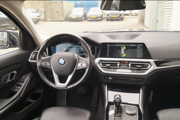 BMW 3 Serie Touring 320i 184pk Business Edition Plus -PANO-LEER-