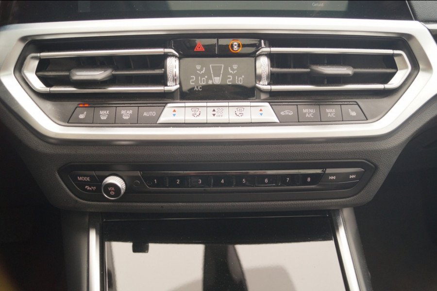 BMW 3 Serie Touring 320i 184pk Business Edition Plus -PANO-LEER-