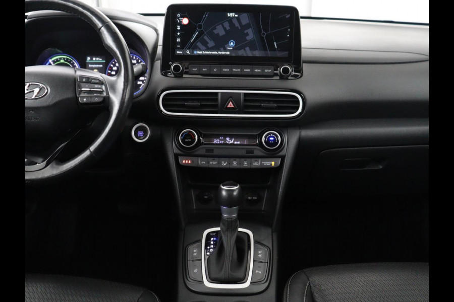 Hyundai Kona 1.6 GDI HEV Premium Sky | Schuifdak | Leder | Stoelventilatie | Adaptive cruise | Trekhaak | Head-Up | Carplay | Camera | Achterbankverwarming | Navigatie | Keyless | Climate control