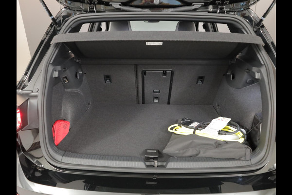 Volkswagen Golf 1.5 eHybrid GTE 272 pk Automaat (DSG) | Sportpakket | Panoramadak | Lederen bekleding | Elektr. trekhaak | Parkeersensoren | Blackstyle | Stoelverwarming |