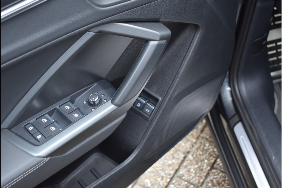 Audi Q3 Sportback 45 TFSI e S-Line 245 Pk Navi Sfeerverlichting Full Led Keyless Trekhaak 20 Inch Unieke staat