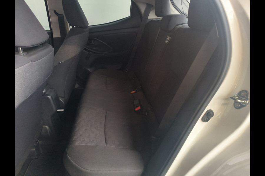 Toyota Yaris 1.5 Hybrid 115 Comfort Rijklaar + 12 maanden Bovag-garantie Henk Jongen Auto's in Helmond,  al 50 jaar service zoals 't hoort!