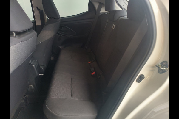 Toyota Yaris 1.5 Hybrid 115 Comfort Rijklaar + 12 maanden Bovag-garantie Henk Jongen Auto's in Helmond,  al 50 jaar service zoals 't hoort!